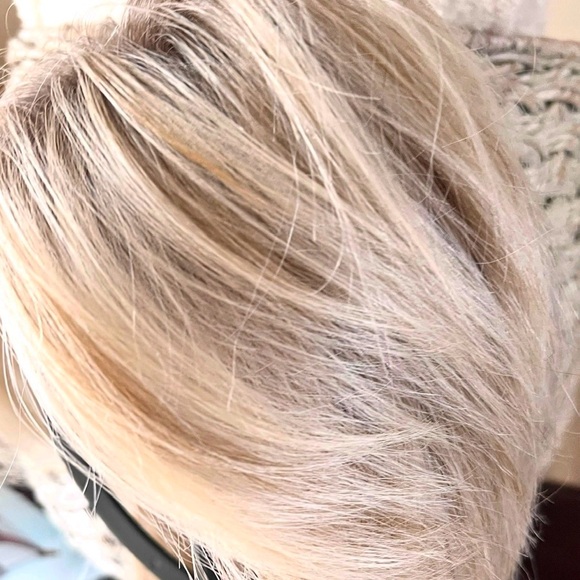 Stylish Raquel Welch Big Time with bangs
1923SS platinum blonde dark roots - Picture 3 of 7